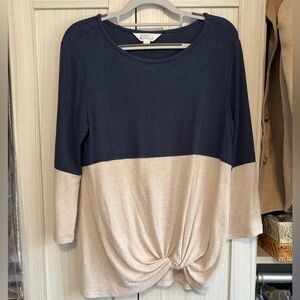 Market & Spruce Navy and Cream Women's Top
Size Small
Worn a few times.